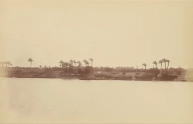 Ufer des Nils mit Palmen und Booten